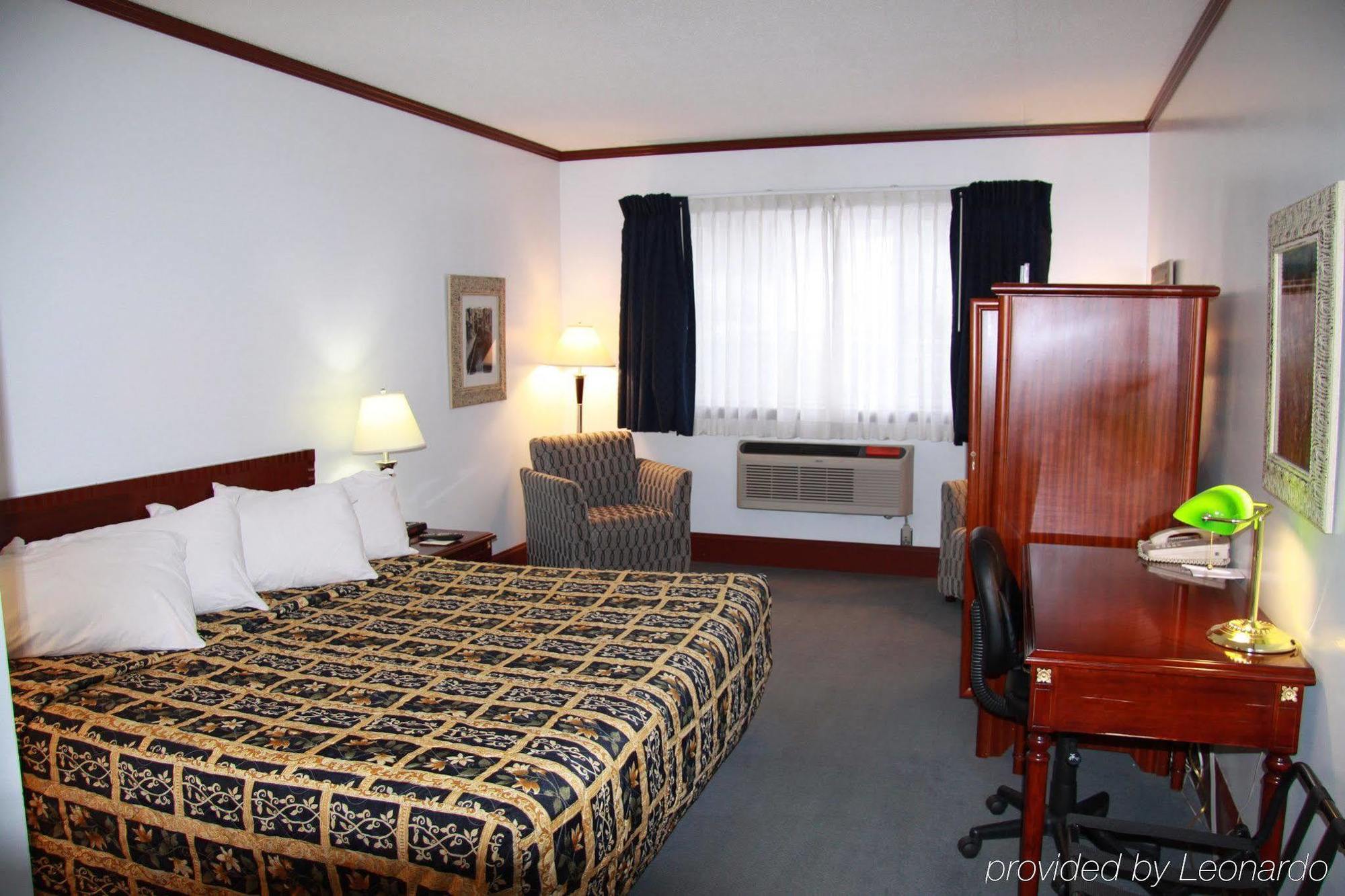 Causeway Bay Hotel Sparwood Exterior photo