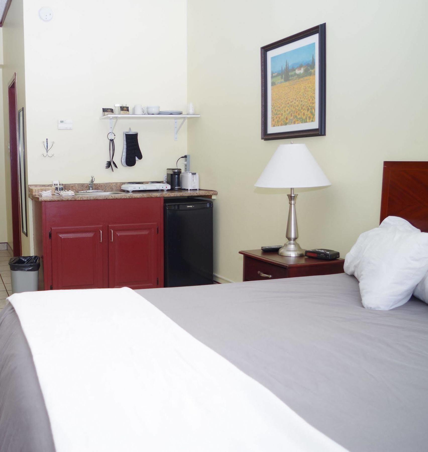 Causeway Bay Hotel Sparwood Exterior photo